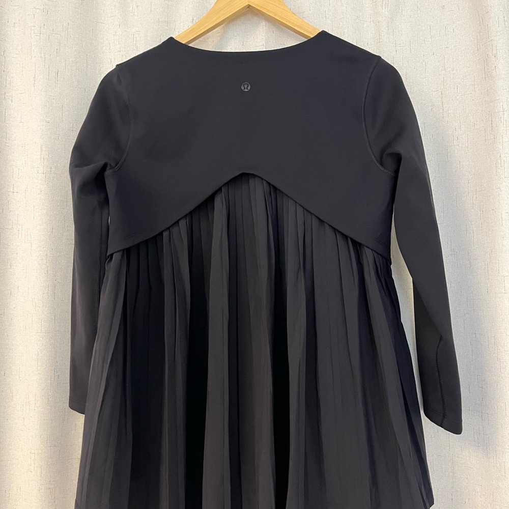 Lululemon Chic Black Long Sleeve Women's Top gym-wear outing-wear - Picture 8 of 9